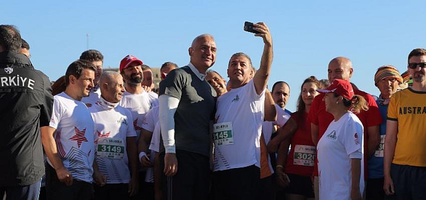 bakan-ersoy-troya-kultur-yolu-festivali-kapsaminda-gelibolu-maratonuna-katildi.jpg