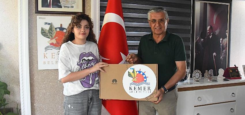 baskan-topaloglundan-ogrencilere-bilgisayar-ve-telefon-hediyesi.jpg