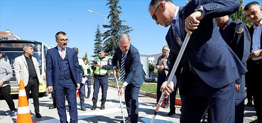 inegolde-yayalara-oncelik-hayata-saygi-durusu-etkinligi-yapildi.jpg