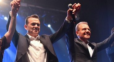 Başkan Özyiğit, depremzede öğrenciler için “Islak Islak" şarkısını seslendirdi